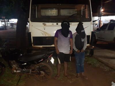 Diego Zarza Cena (32) y Rodrigo Nicolás Santacruz Bernal con evidencias incautadas.