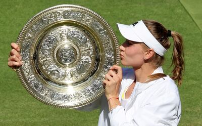 Elena Rybakina, con un beso al trofeo, tras conseguir el primer Grand Slam de su carrera. AFP