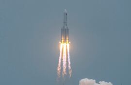 En esta foto de archivo tomada el 29 de abril de 2021, un cohete Long March 5B, que transportaba el módulo central de la estación espacial Tianhe de China, despega del Centro de Lanzamiento Espacial Wenchang en la provincia de Hainan, en el sur de China.