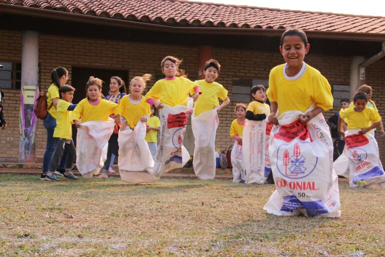 Carrera en bolsa fue uno de los atractivos del festejo.