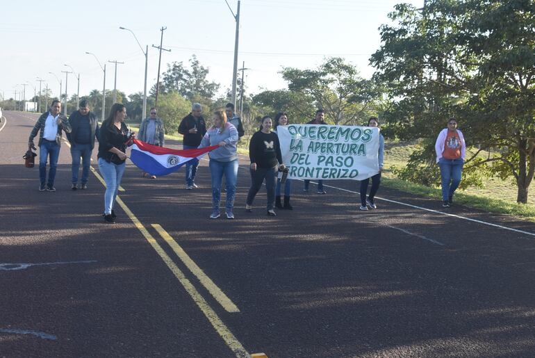 Manifestacion para reclamar reapertura del paso fronterizo Ayolas – Ituzaingó