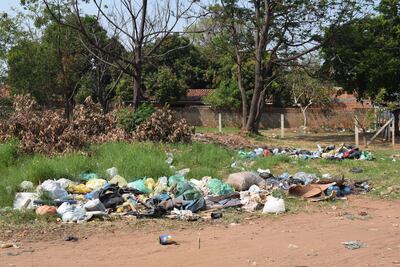 Un gran basural se observa en la zona de Laurelty al costado del tramo Capitán Insfrán