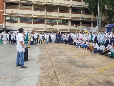 Asamblea de médicos residentes, en el predio del IPS, en la cual decidieron ir a huelga debido a la descontratación masiva de sus colegas.