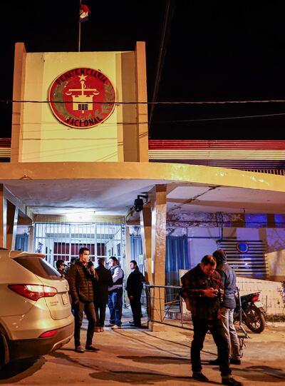 AME3845. ASUNCIÓN (PARAGUAY), 31/05/2022.- Vista de la entrada de la Penitenciaría de Tacumbú hoy en Asunción (Paraguay). El Ministerio de Justicia de Paraguay ordenó este martes la intervención del penal de Tacumbú, el mayor del país, después de la fuga de dos reos, uno de los cuales fue recapturado, y la muerte de otro en los últimos días. EFE/Nathalia Aguilar
