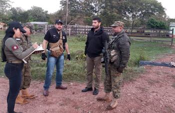 Agentes intervinientes tras el operativo en Hugua Ñandu.