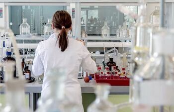 Laboratorio de biotecnología para calidad genética de semillas.