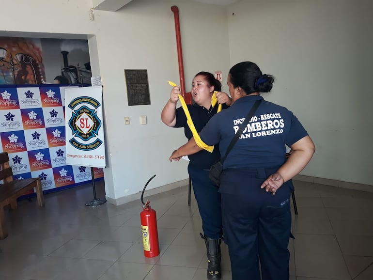 Muestran las técnicas del control de la hemorragia como la colocación correcta de torniquetes.