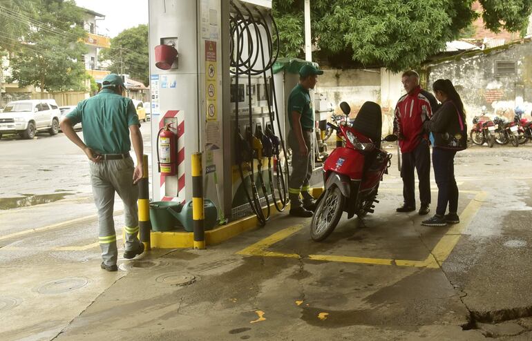La estación de servicios denunciada por carga de combustible de forma indebida a su tanque opera con normalidad, según se constató ayer.