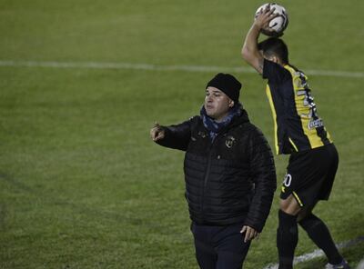 Fernando Jubero (i), entrenador de Guaraní, durante el partido contra Libertad por los cuartos de final de la Copa Paraguay.