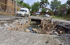 El canal ubicado en la calle Rocío Cabriza fue destapado por la Municipalidad de Asunción para su inspección. En 45 días debe ser reconstruido con la instalación de una alcantarilla celular de hormigón armado.