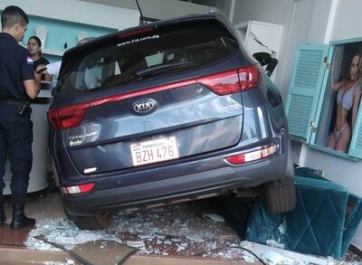 La camioneta guiada quedó incrustada dentro del spa propiedad de su yerno.