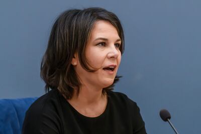 La ministra de Relaciones Exteriores de Alemania, Annalena Baerbock, confirmó que Alemania no dispone de equipamiento militar de reserva para enviar a Ucrania y que ofrecerá en su lugar formación y apoyo de mantenimiento.