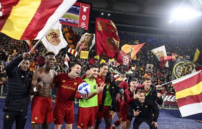 Los jugadores de Roma, entre ellos el inglés Tammy Abraham (sin camiseta), autor de un doblete, festejan al final del partido la victoria en el derbi contra Lazio.