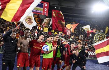 Los jugadores de Roma, entre ellos el inglés Tammy Abraham (sin camiseta), autor de un doblete, festejan al final del partido la victoria en el derbi contra Lazio.