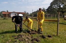 Palada inicial para la construccion del cuartel de los bomberos amarillos de José Leandro Oviedo