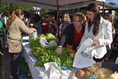 La ministra de la mujer, Celina Lezcano y la representante del Crédito Agrícola de Habilitación (CAH), María del Carmen Meza, recorrieron y compraron en la feria de mujeres emprendedoras y productoras.