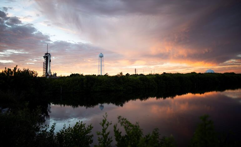 Cohete SpaceX Falcon 9 con la nave espacial Crew Dragon de la compañía a bordo, al atardecer, en la plataforma de lanzamiento. 