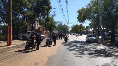 Controles frente a la Universidad Nacional de Asunción, en San Lorenzo.