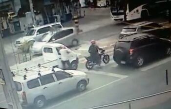 Momento en que uno de los asaltantes intenta despojar del dinero al funcionario Francisco Portillo y luego balea al suboficial mayor.