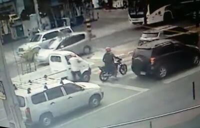 Momento en que uno de los asaltantes intenta despojar del dinero al funcionario Francisco Portillo y luego balea al suboficial mayor.