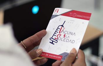 Una persona muestra una cartilla de vacunación en Querétaro (México). La Universidad Autónoma de Querétaro (UAQ), en el centro de México, creó la "Vacuna contra la soledad", una tecnología de realidad inmersiva para atender los efectos de aislamiento que dejó la pandemia de covid-19 y otros problemas añejos de salud mental.