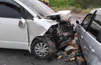Choque frotal entre un automóvil IST y Toyota Noah, deja 7 heridos en Carapeguá