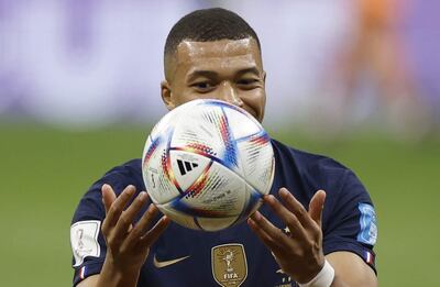 Kylian Mbappe de Francia juega con el balón, en un partido de los cuartos de final del Mundial de Fútbol Qatar 2022 entre Inglaterra y Francia en el estadio Al Bait en Jor (Catar). EFE/ Alberto Estevez