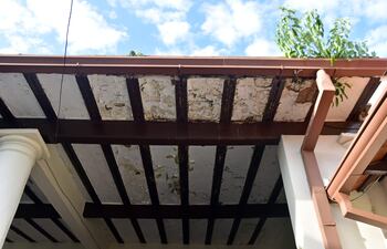 En la escuela básica N° 10 Juan Ramon Dahlquist claman por la reparación del techo y otras áreas.