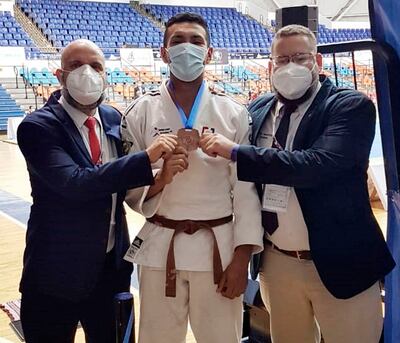 Ángel Gini (c) exhibe la medalla de bronce, ganada en Guadalajara.