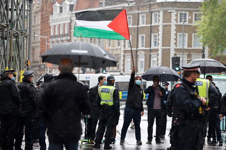Un manifestante a favor de Palestina protesta en el sitio de una marcha pro-israelí en Londres, este domingo.