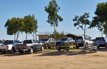 Numerosos aficionados a la pesca se trasladaron este sábado hasta Paso Patria, donde ocurrió un accidente entre dos embarcaciones.