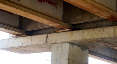 En la foto se pueden notar las tablas que fueron usadas para nivelar las vigas que fueron montadas sobre Avda. Primer Presidente.