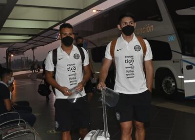 Fernando Cardozo y Saúl Salcedo (d) llegando al aeropuerto Silvio Pettirossi para el viaje de Olimpia a Lima, Perú.