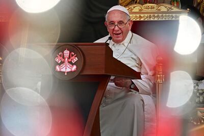 El papa Francisco habla durante la ceremonia de clausura del Foro Occidente y Oriente para la convivencia humana, en el Palacio Real de Sakhir, Baréin, este viernes.