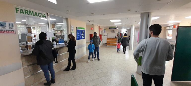 Los asegurados deben recurrir a farmacias externas para obtener fármacos que el IPS debe proveer.