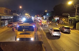 Camioneros hicieron una demostración de fuerza, en la noche del jueves, sobre Acceso Sur. "Calentaron motores" con miras a la movilización del sábado, durante los Juegos Odesur.