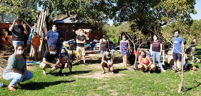 Jóvenes voluntarios, junto con los organizadores de “Abriguemos al Bañado”, llevaron gran cantidad de prendas de invierno.