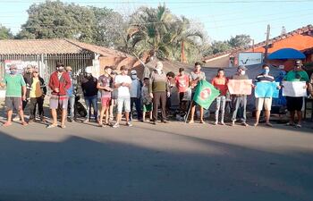 Los campesinos acamparon frente al local de Indert en Paraguarí aguardando respuestas de las autoridades.