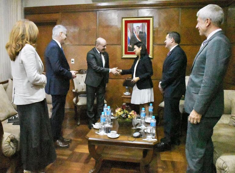 Comitiva de legisladores de Estados Unidos en visita al Ministro de Defensa Nacional de Paraguay, Bernardino Soto Estigarribia.
