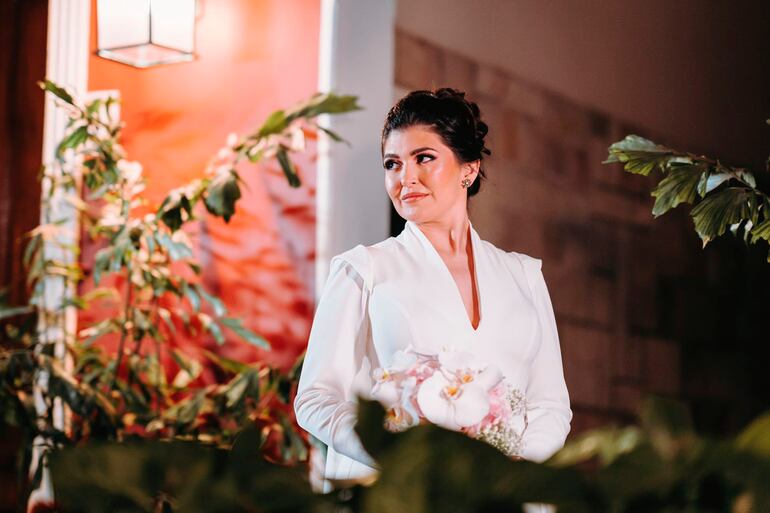 El vestido fue diseñado y confeccionado por Madera, el ramo fue armado por María Catalina Battilana. 