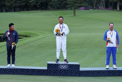 El medallista de oro Xander Schauffele de EE.UU. (c),  de plata Rory Sabbatini de Eslovaquia (d) y  de bronce CT Pan de China Taipei (i) en la ceremonia de premiación de golf en Tokio 2020. (EFE)