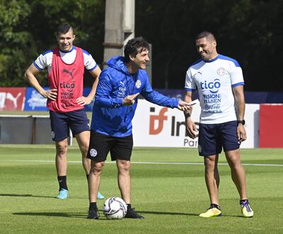 ¿Cuál de los Barros Schelotto? Es Gustavo (asistente de Guillermo) con Richard Ortiz, en una amena charla y un poco más atrás Braian Samudio.