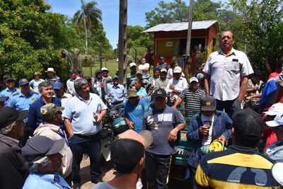 Pescadores de Ayolas y pobladores de San Cosme y Damián (Itapúa), se manifestaron ayer frente a la Entidad Binacional Yacyretá para reclamar reivindicaciones sociales.