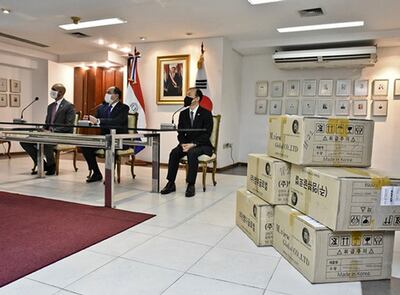 El ministro Julio Mazzoleni (i), el canciller Antonio Rivas y el embajador de Corea, In Shik Woo, el viernes 22 de mayo.