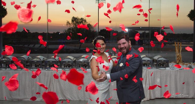 Felices los recién casados en la pista de baile.