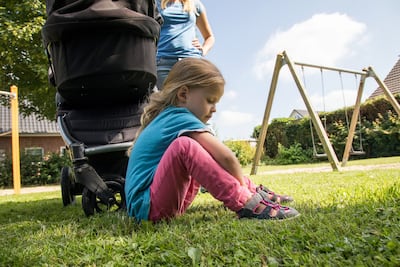 Si la niña se demora un poco en atarse los zapatos, es mejor tenerle paciencia que apurarse a resolverle la tarea.