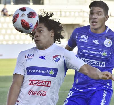 El defensor solense Iván Villalba no le da respiro al atacante David Fleitas, quien hasta parece asustarse al no llegar a la pelota.