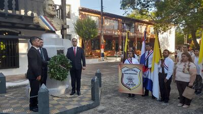 Autoridades depositaron una corona de laureles ante el busto del Mariscal López, frente al Cabildo histórico de la ciudad.