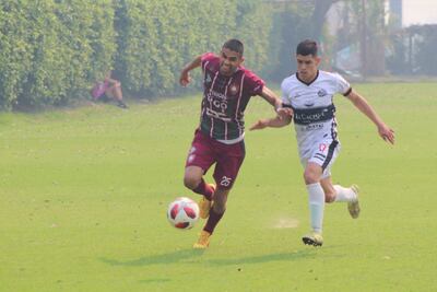 Santiago Santacruz (Tembetary), avanza ante la marca de Cristian Alcaraz, del "24". APF