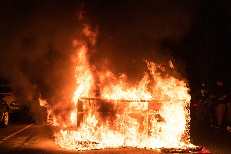 Un mueble en llamas en medio de una calle en Filadelfia, Pensilvania, durante las protestas por la muerte de Walter Wallace Jr., el pasado martes.